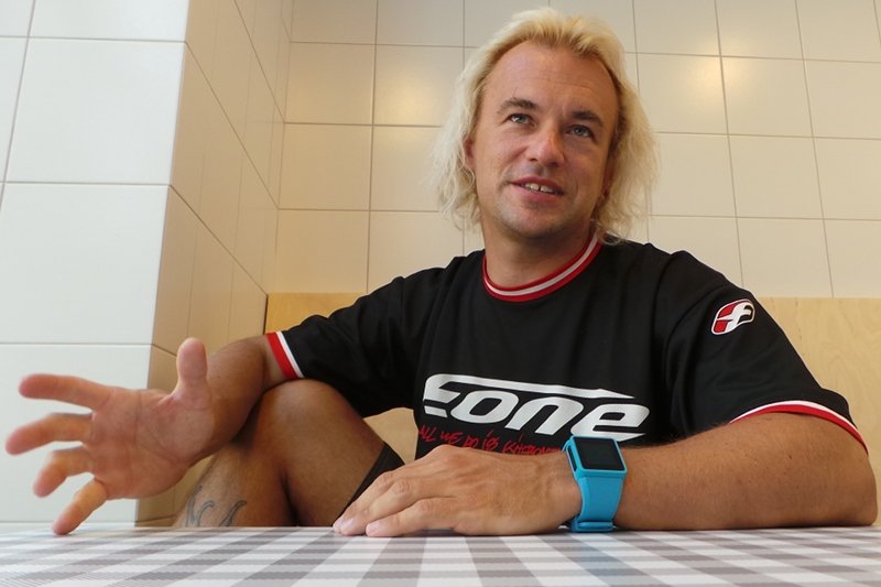 Uciekinier, słabeusz i "przegrany". Żołnierz korporacji, który został surferem