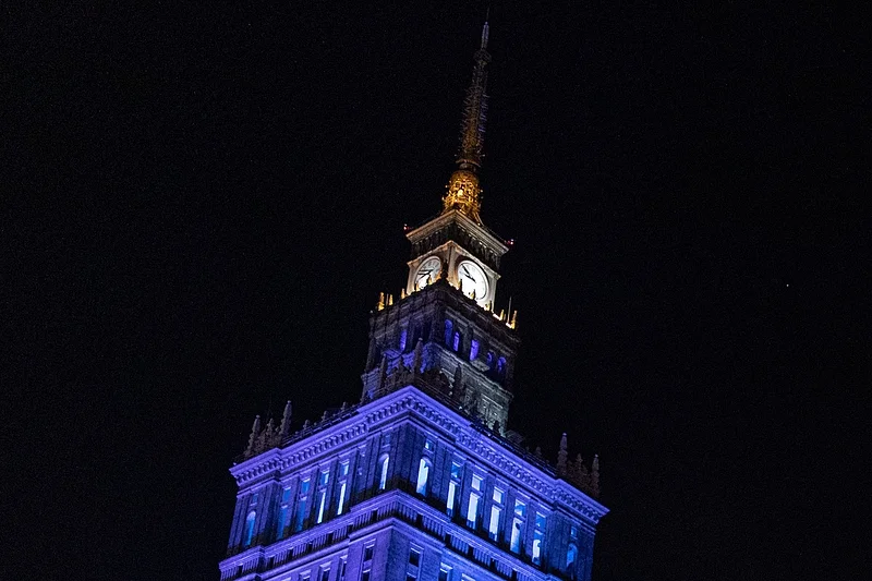 Czerwona Błyskawica (symbol Strajku Kobiet) pojawiała się na budynku PKiN w Warszawie.