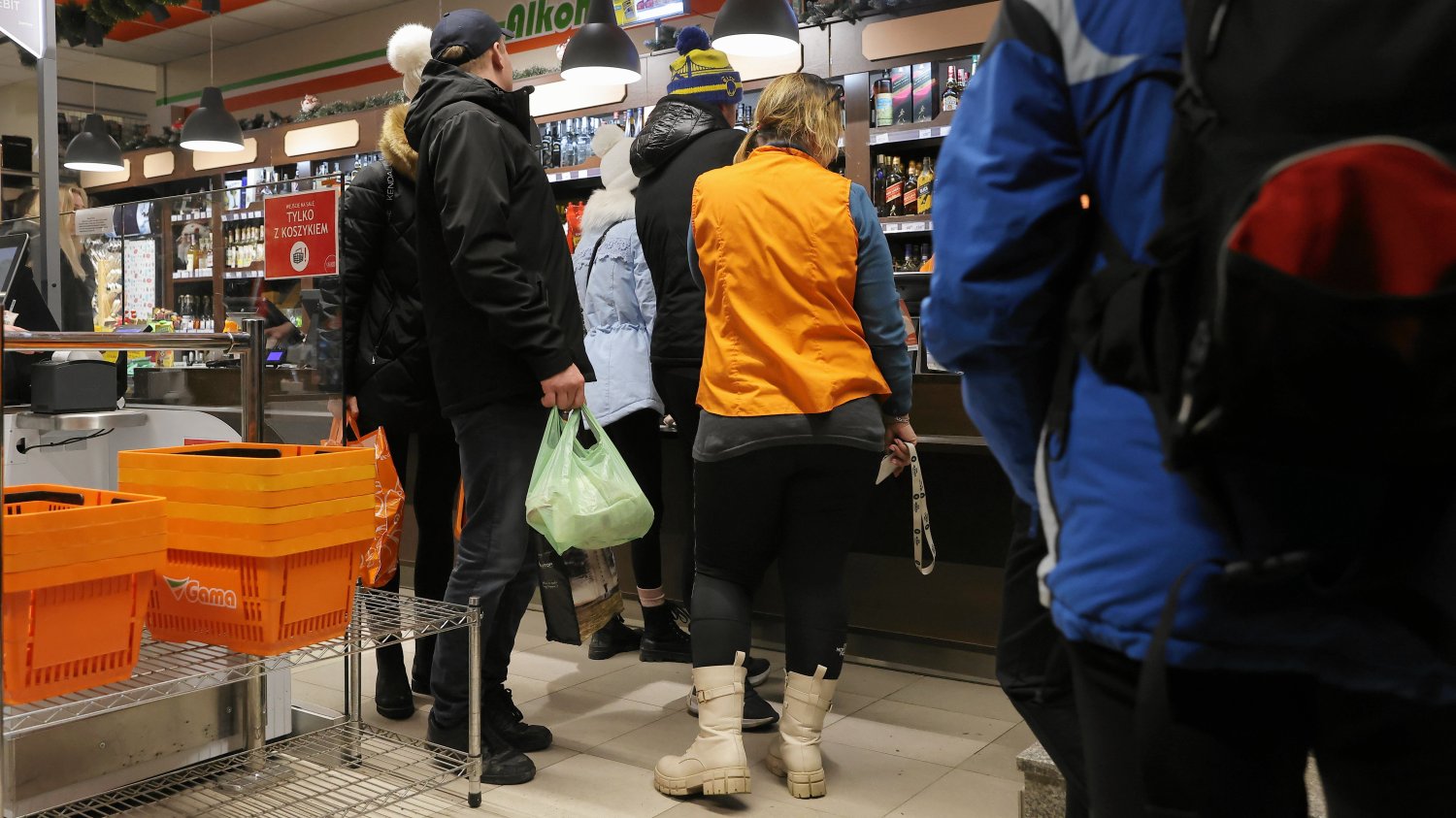 Piwa bezalkoholowe i energetyki będą droższe. Dlaczego rząd podnosi VAT? Rząd podniesie VAT do 23 proc. Podwyżka cen m.in. radlerów i energetyków