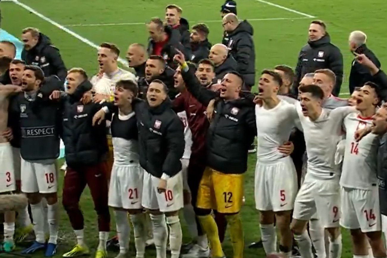 Piłkarze zaśpiewali po meczu hymn z kibicami