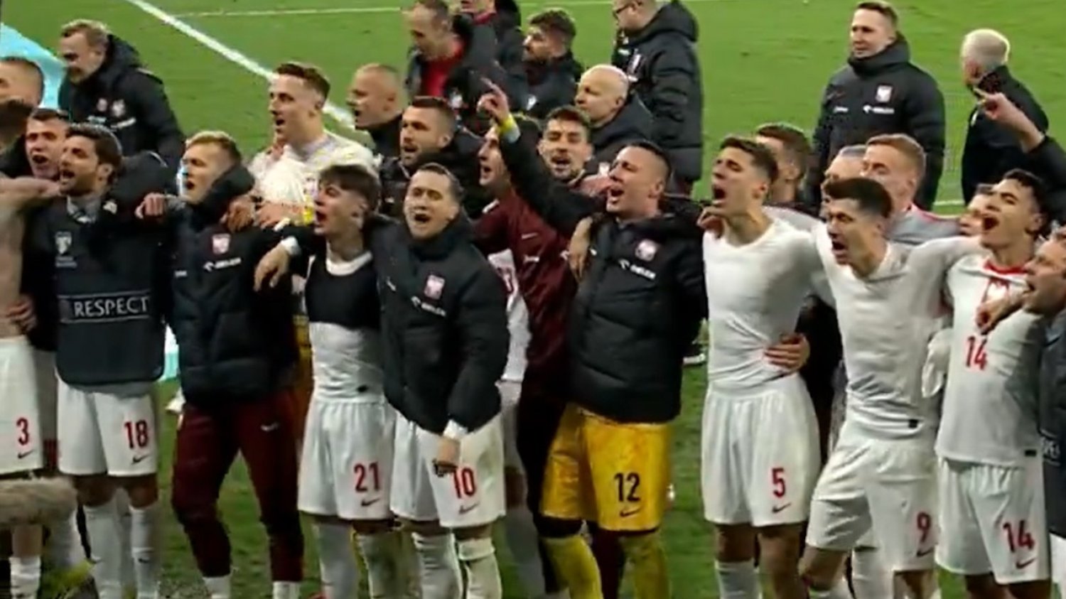 Piłkarze zaśpiewali po meczu hymn z kibicami