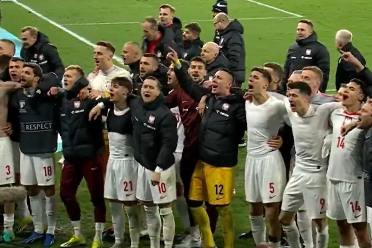 Piłkarze zaśpiewali po meczu hymn z kibicami