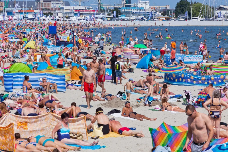 Parawaning przeszkadza w ruchu i sportowych aktywnościach na plaży, utrudnia ratownikom pracę i marnotrawi przestrzeń. Przede wszystkim jednak utrudnia poznawanie nowych ludzi