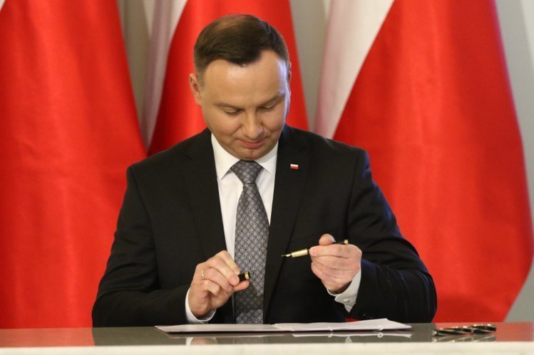Andrzej Duda ułaskawił trzech sprawców przemocy domowej. Andrzej Duda ułaskawił między innymi mordercę i trzech sprawców przemocy domowej.