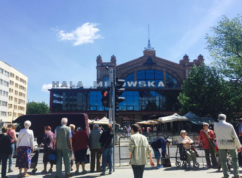 Przed warszawską Halą Mirowską często można spotkać tłumy starszych ludzi, którzy zmierzają na zakupy