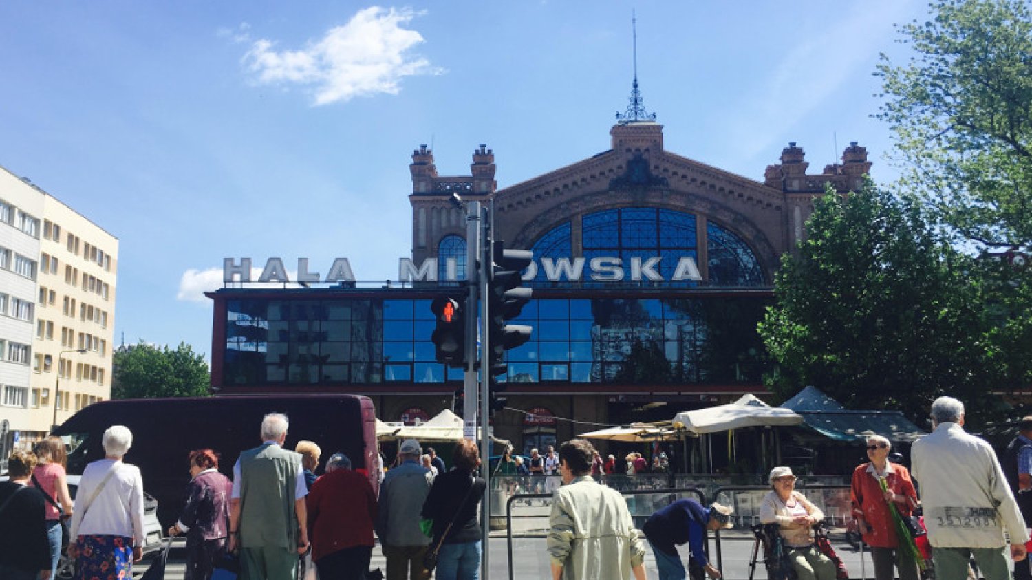 Przed warszawską Halą Mirowską często można spotkać tłumy starszych ludzi, którzy zmierzają na zakupy