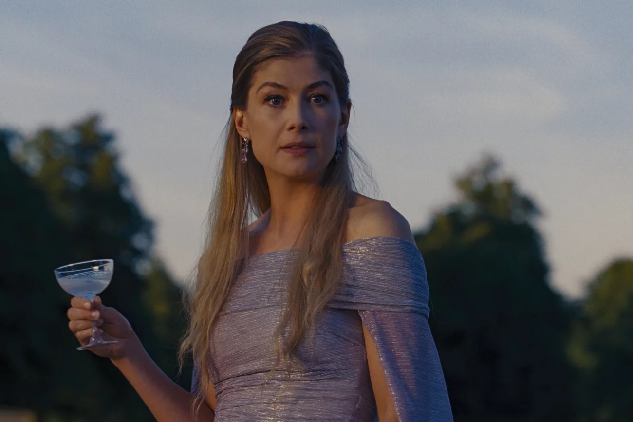 Rosamund Pike w filmie "Saltburn".