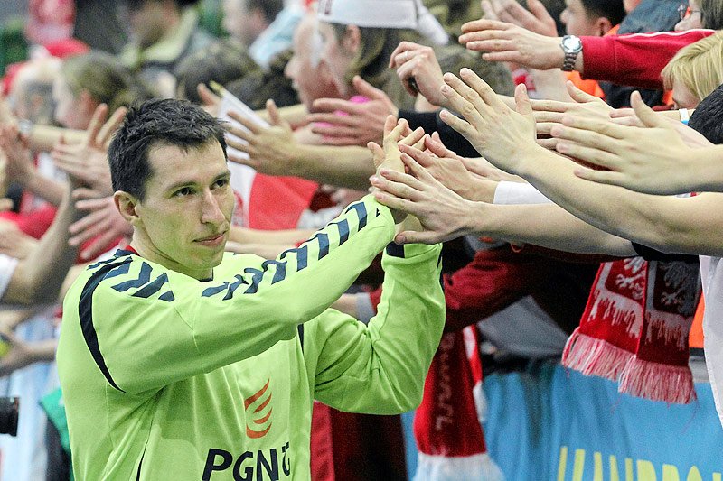 Polscy piłkarze ręczni pokonali w sobotę Niemców 28:29 i zapewnili sobie udział w Mistrzostwach Świata.