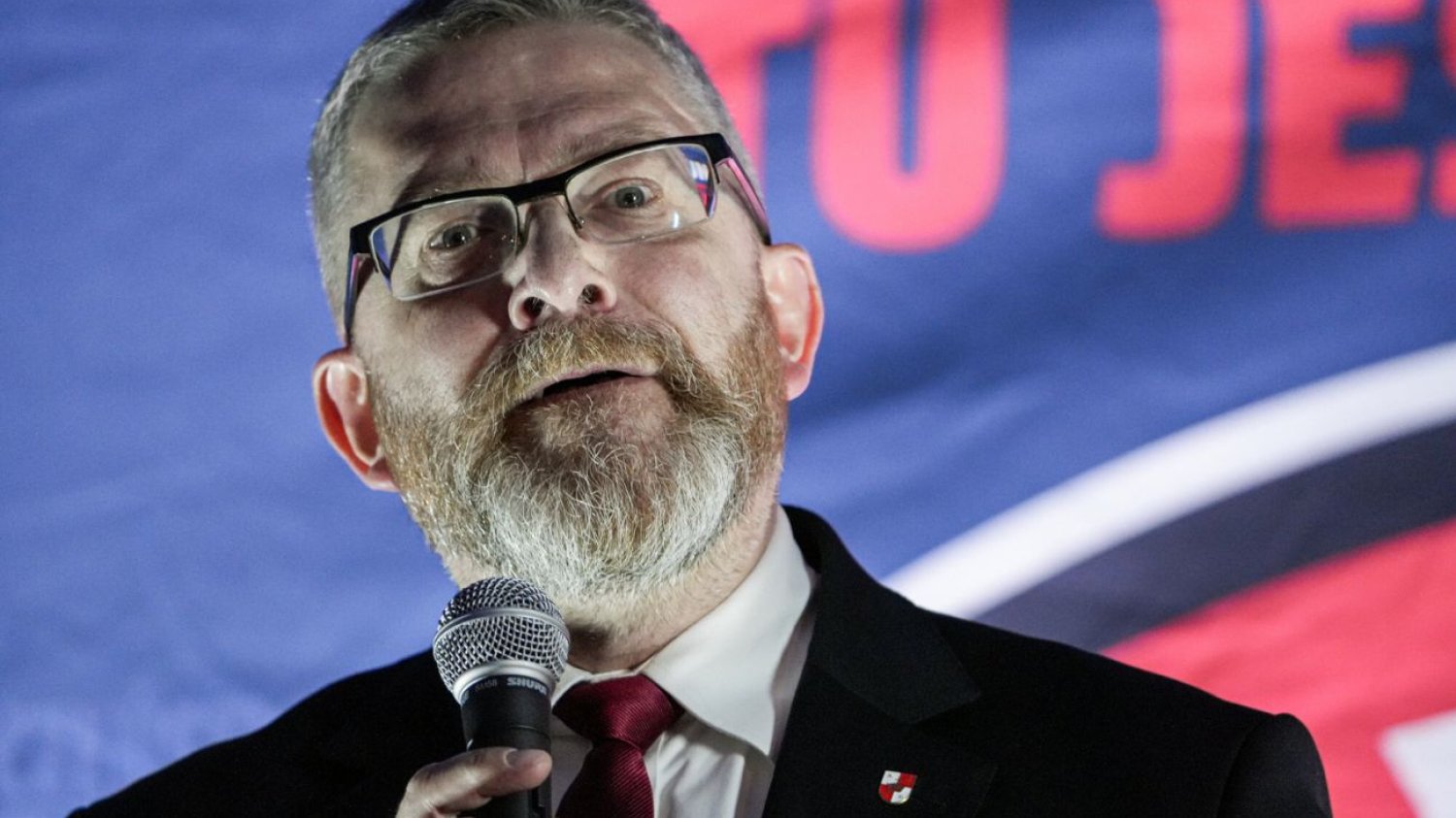 Fanatycy Grzegorza Brauna zerwali ukraińską flagę w Białej Podlaskiej