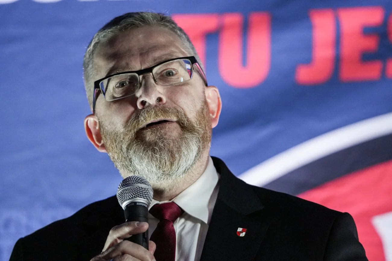 Skandal podczas wiecu Grzegorza Brauna w Białej Podlaskiej Fanatycy Grzegorza Brauna zerwali ukraińską flagę w Białej Podlaskiej