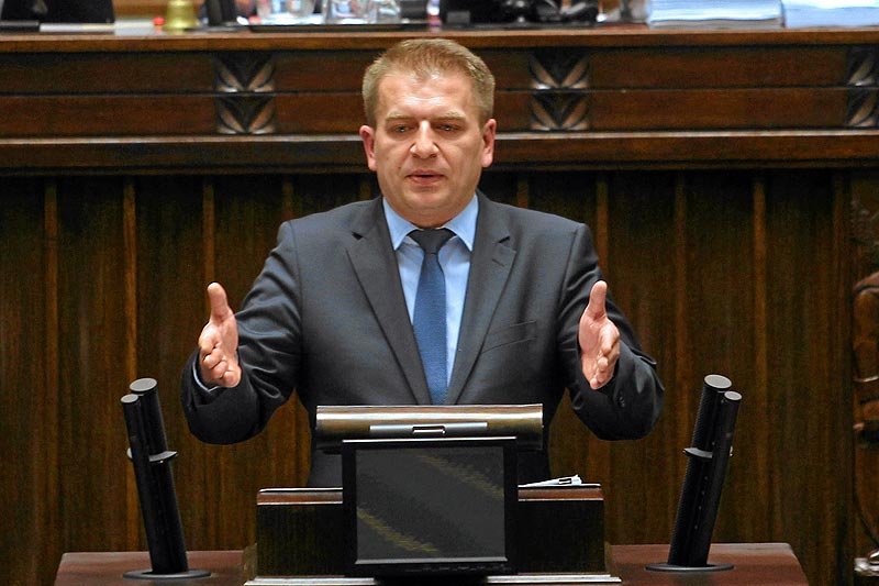 Minister zdrowia Bartosz Arłukowicz musiał samemu bronić się przed zarzutami opozycji, która domaga się dla niego wotum nieufności.