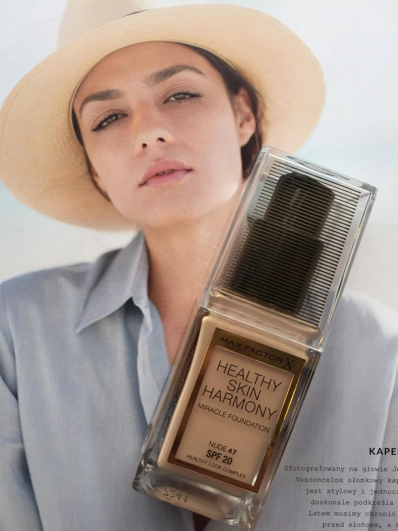 Do szacownej trójki, przebojem wbił się najnowszy podkład Max Factor - Healthy Skin Harmony (ok 63 zł). Podkład świetnie się rozporowadza, jest gęsto-rzadki dzięki czemu nie spływa i nie rozmazuje się.
