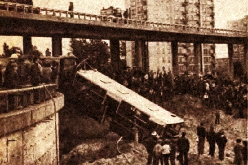 Podobny wypadek jak ten, do którego doszło w czwartek na trasie S8 w Warszawie, miał miejsce 33 lata temu, po drugiej stronie Wisły.