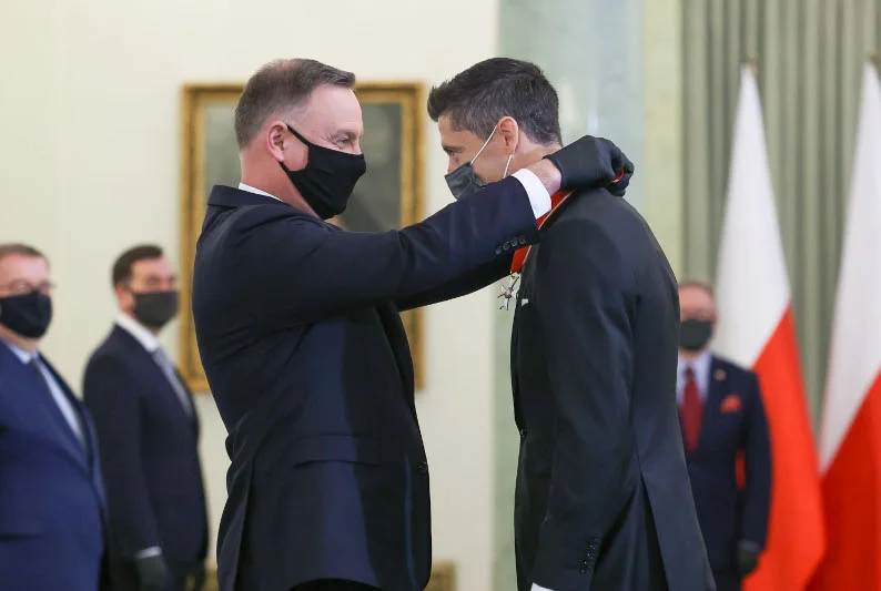 Prezydent Andrzej Duda wręczył odznaczenie Robertowi Lewandowskiemu [WIDEO].