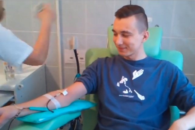 Dominik Karbowski zachęca internautów do oddawania krwi