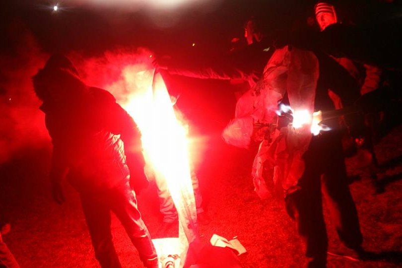 Kibice palą banery Obywateli RP i Demokratycznej RP.