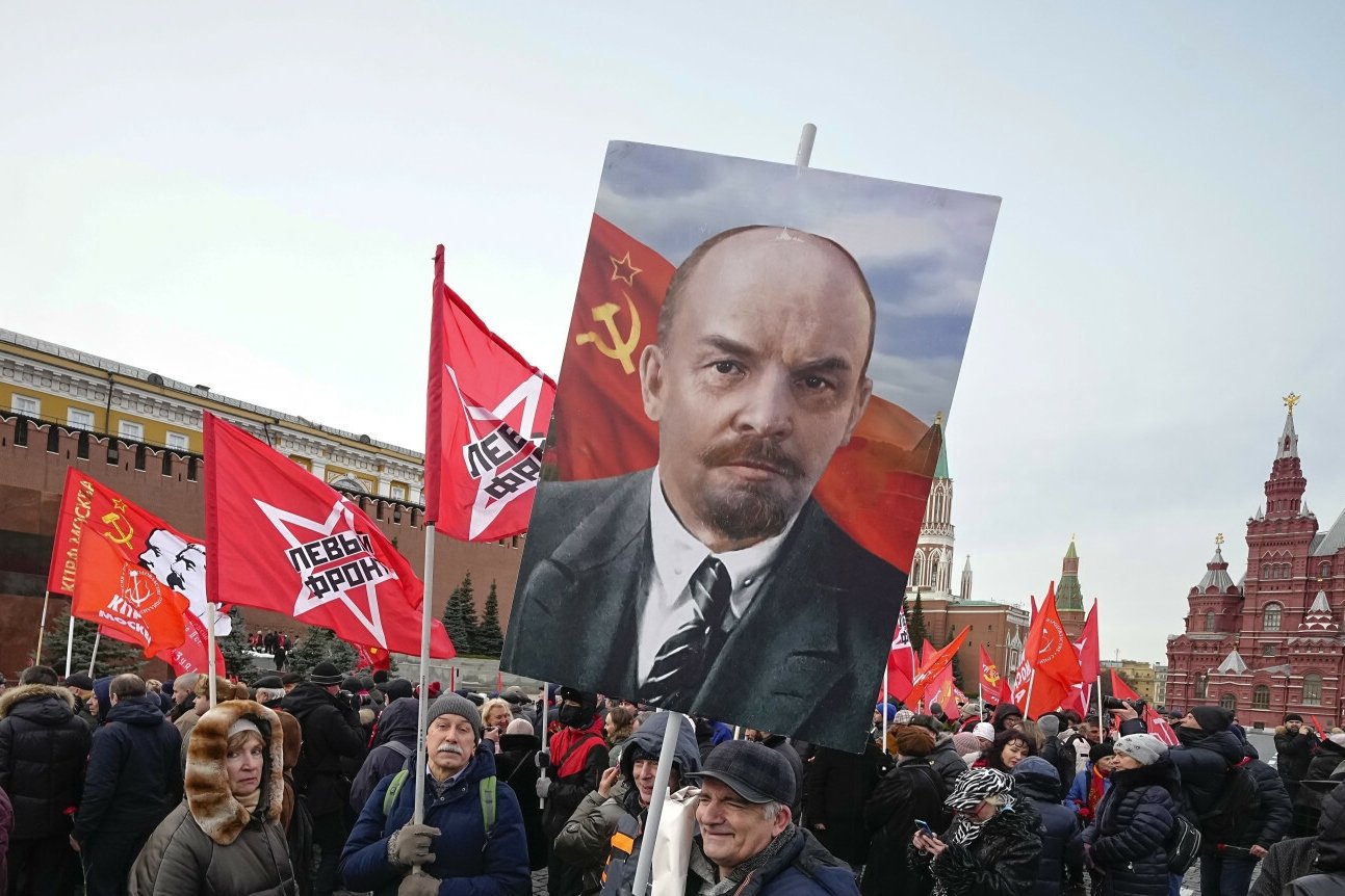 Rosyjscy komuniści z portretem Lenina.