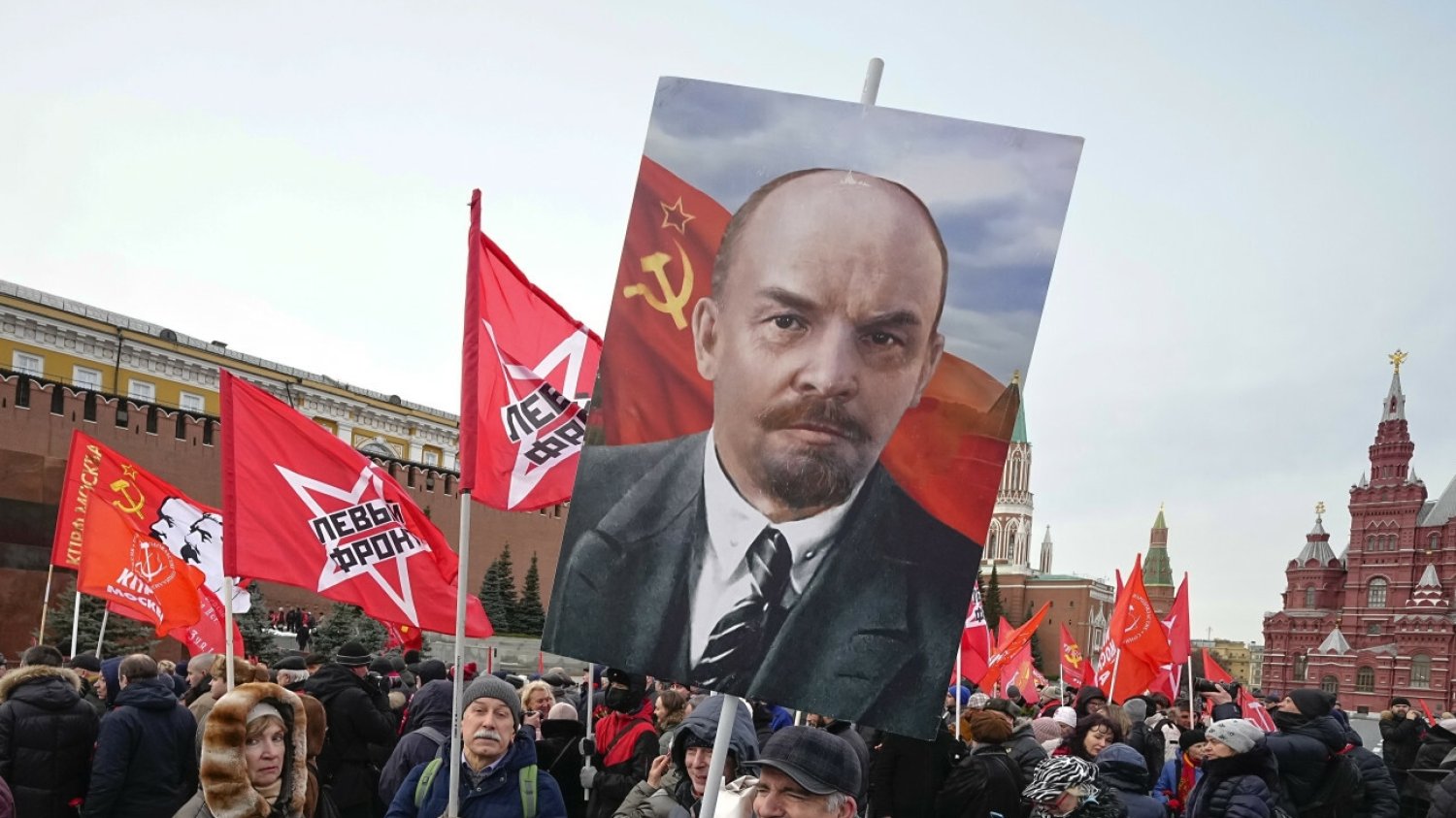 Rosyjscy komuniści z portretem Lenina.
