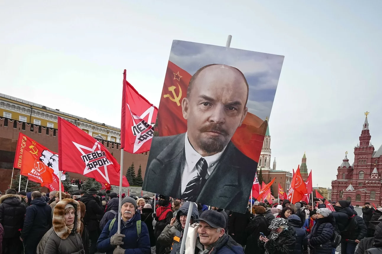 Rosyjscy komuniści z portretem Lenina.