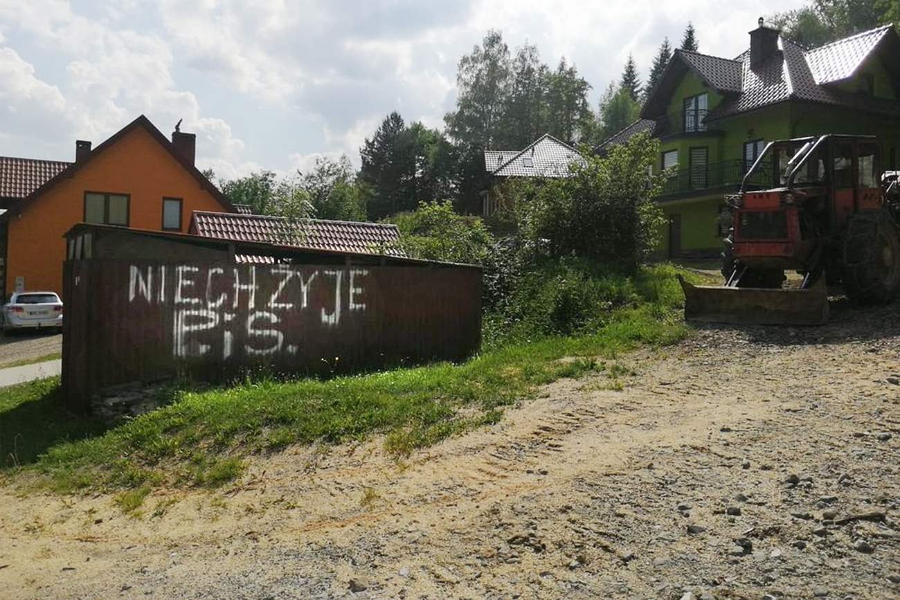 "Niech żyje P. i S." - te napisy na ścianach i kamieniach radują polityków PiS. "Niech żyje P. i S." - te napisy na ścianach i kamieniach radują polityków PiS.