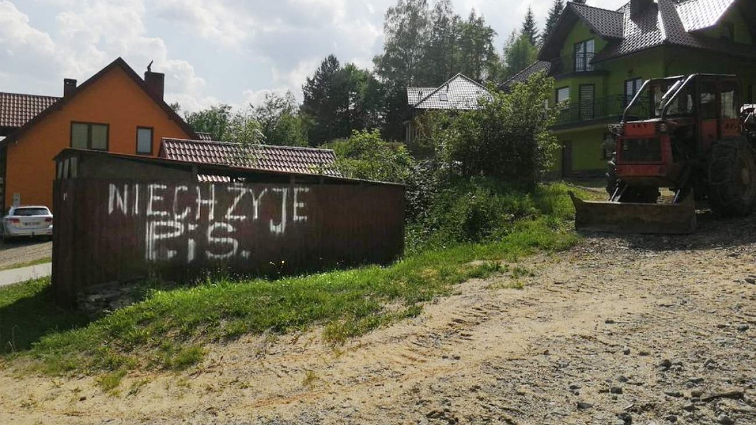 "Niech żyje P. i S." - te napisy na ścianach i kamieniach radują polityków PiS. "Niech żyje P. i S." - te napisy na ścianach i kamieniach radują polityków PiS.