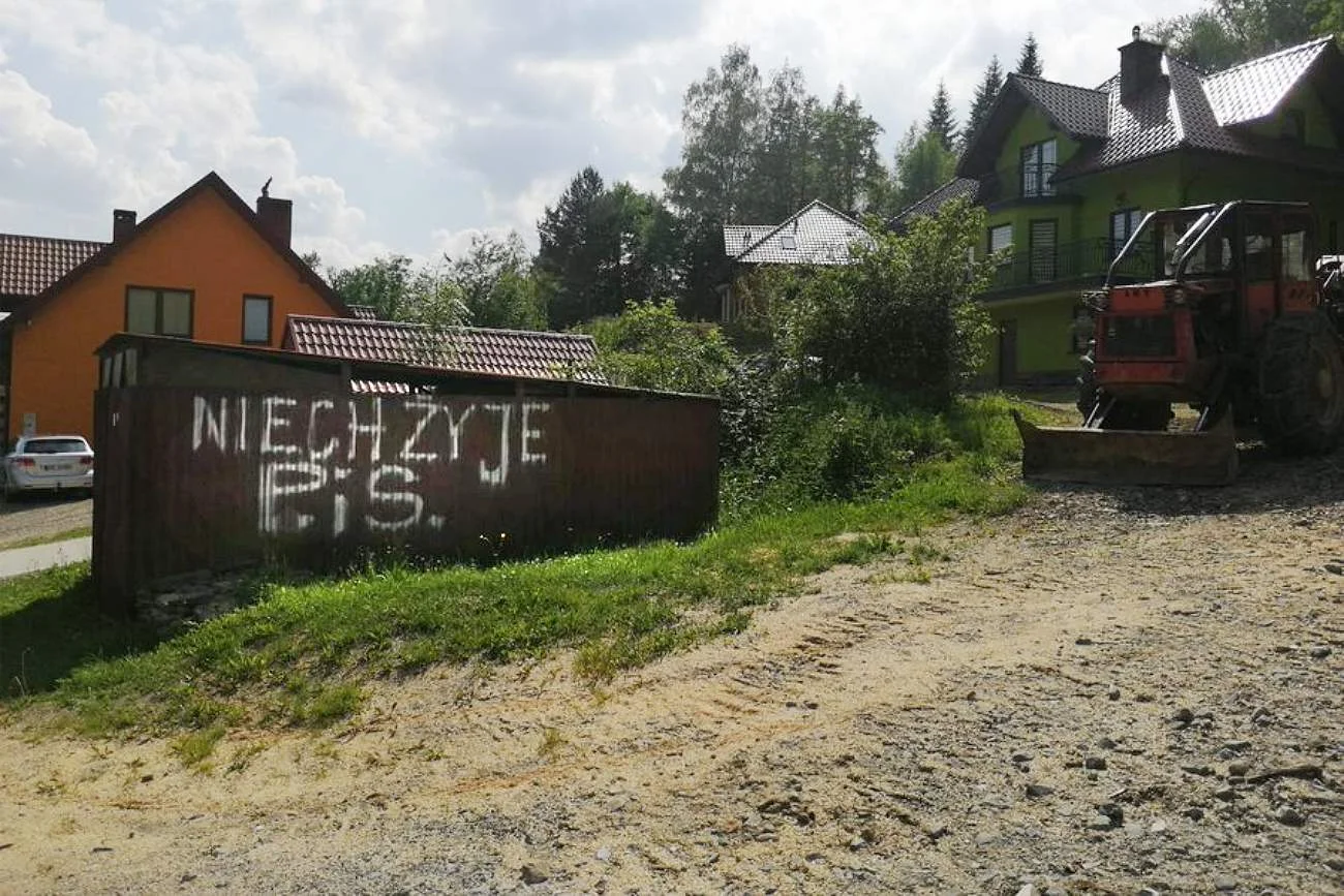 "Niech żyje P. i S." - te napisy na ścianach i kamieniach radują polityków PiS. "Niech żyje P. i S." - te napisy na ścianach i kamieniach radują polityków PiS.