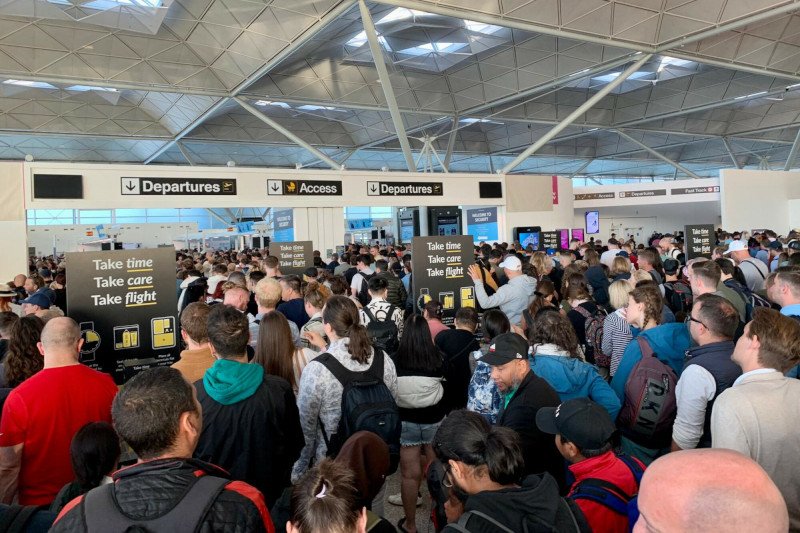 Polacy utknęli na lotnisku w Tiranie. 10-godzinne opóźnienie samolotu