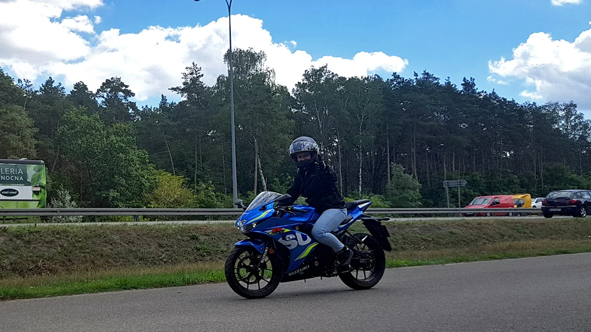 Niscy kierowcy mogą się cieszyć jazdą, wysokim tego Suzuki nie polecam.