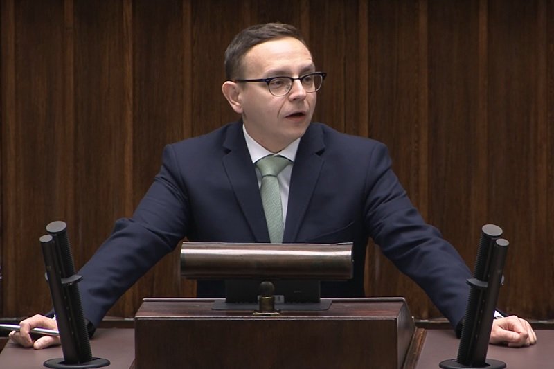 Poseł Piotr Sak odczytał sprawozdanie z obrad komisji sprawiedliwości.