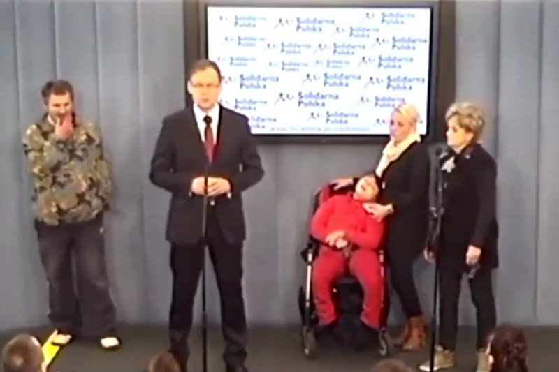 Poseł Mularczyk przy okazji protestu niepełnosprawnych domagał się głowy ministra pracy i polityki społecznej. 4 lata temu.