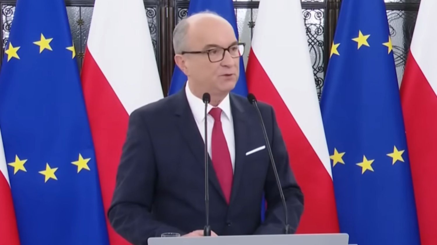 Włodzimierz Czarzasty spiął się z dziennikarzem. Ironiczna odpowiedź marszałka Sejmu Włodzimierz Czarzasty przy mównicy.