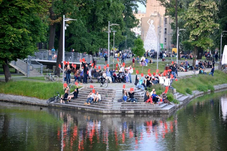 Akcja czerwona kartka za Słodową (w tle prywatyzowana kamienica)