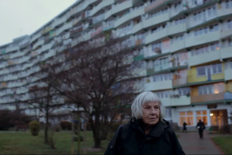 Danuta Olędzka, współtwórczyni falowców na gdańskim Przymorzu, na tle osiedla. To dzięki niej w mieszkaniach są przynajmniej nieduże okna w kuchni.