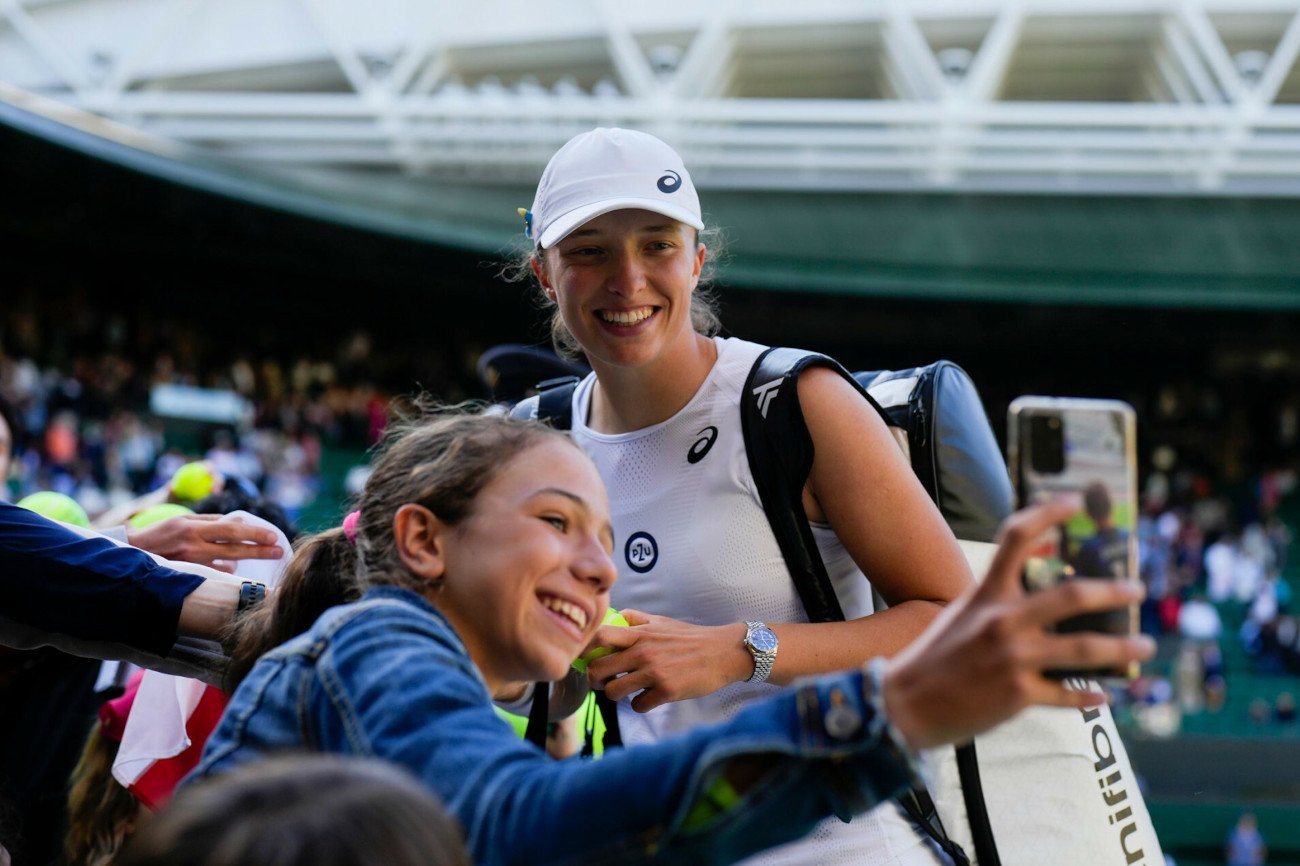 Iga Świątek podczas Wimbledonu zakończyła swoją rewelacyjną serię 37 zwycięstw z rzędu w 2022 roku.