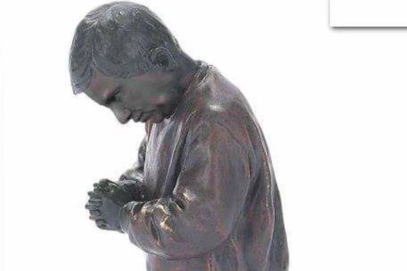 Mężczyzna oferuje figurki klęczącego prezydenta Dudy. Zachęca do współpracy sklepy z dewocjonaliami.