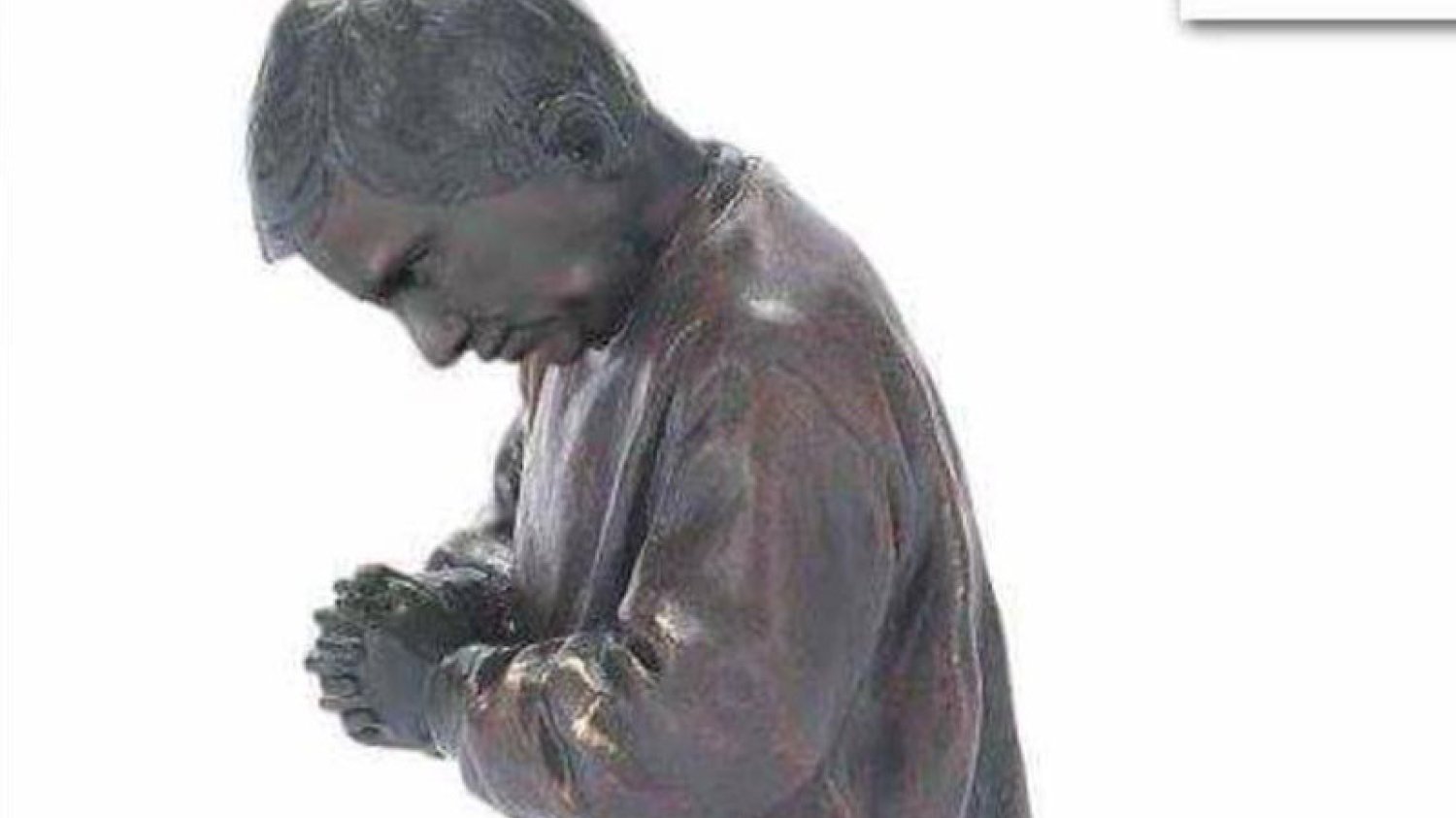 Mężczyzna oferuje figurki klęczącego prezydenta Dudy. Zachęca do współpracy sklepy z dewocjonaliami.