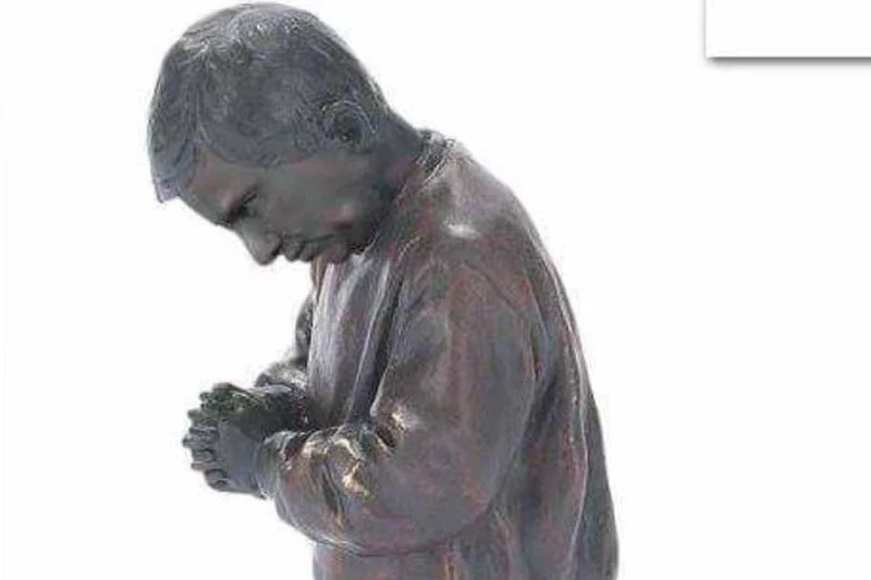 Mężczyzna oferuje figurki klęczącego prezydenta Dudy. Zachęca do współpracy sklepy z dewocjonaliami.
