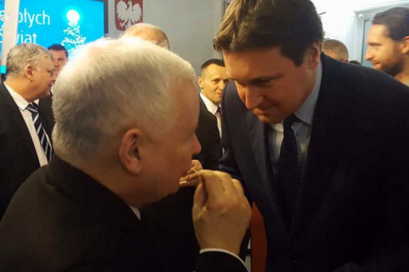 Prezes Jarosław Kaczyński ma ostatnio większe problemy niż kolejne doniesienia o pośle Łukaszu Zbonikowski. Trzeba przyznać, że Zbonikowski pracowicie spędzą wakacje, ale nie powinien jeździć traktorem z nieoświetloną maszyną.