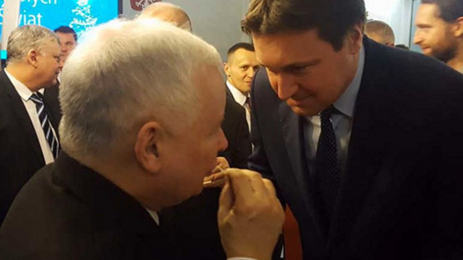 Prezes Jarosław Kaczyński ma ostatnio większe problemy niż kolejne doniesienia o pośle Łukaszu Zbonikowski. Trzeba przyznać, że Zbonikowski pracowicie spędzą wakacje, ale nie powinien jeździć traktorem z nieoświetloną maszyną.