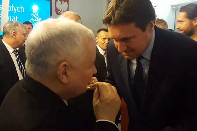 Prezes Jarosław Kaczyński ma ostatnio większe problemy niż kolejne doniesienia o pośle Łukaszu Zbonikowski. Trzeba przyznać, że Zbonikowski pracowicie spędzą wakacje, ale nie powinien jeździć traktorem z nieoświetloną maszyną.