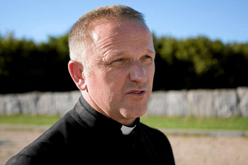 Ks. Lemański i wierni z Jasienicy praktycznie przepędzili przedstawicieli warszawskiej kurii