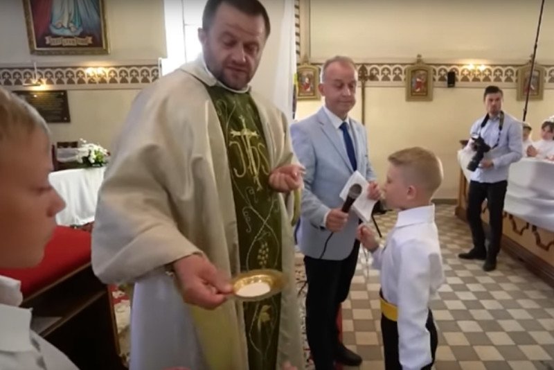 Komunia w Ząbrowie koło Iławy - fatalna reakcja księdza na pomyłkę dziecka.