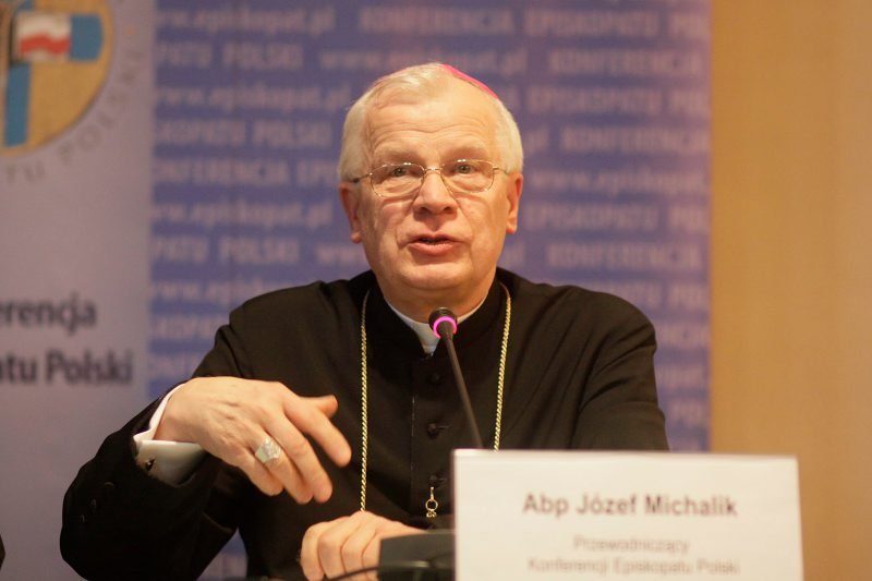 Arcybiskup Józef Michalik twierdzi, że przez Polskę przetacza się "fala pogaństwa"