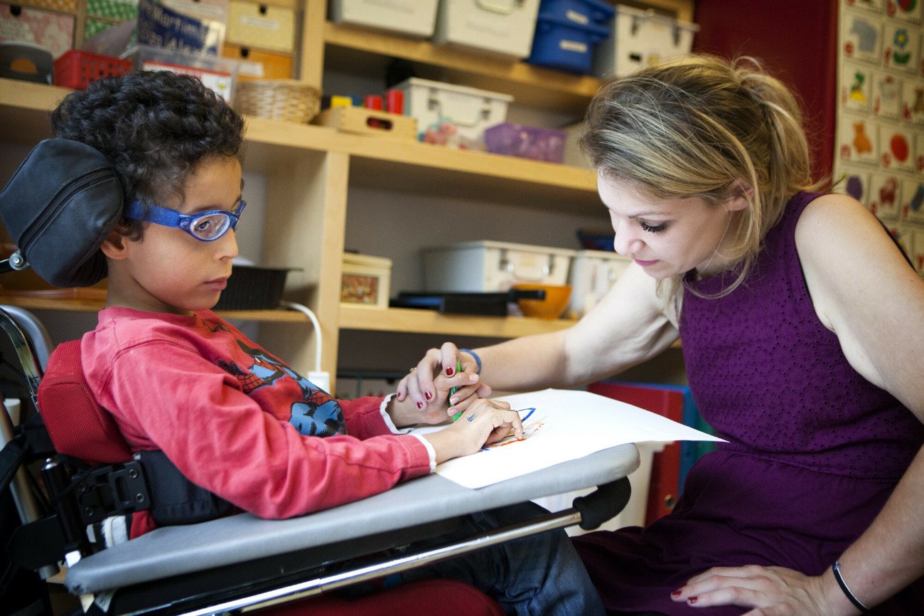 Są choroby genetyczne, które powodują niepełnosprawność do końca życia. Z nich się nie wyrasta. Pacjenci muszą jednak co dwa lata stawać przed komisją po kolejne orzeczenie.