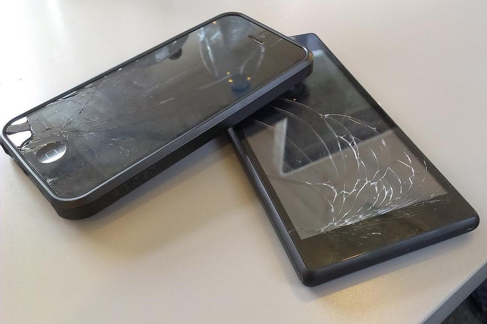 Pęknięta szybka w smartfonie. Naprawa to wydatek kilkuset złotych