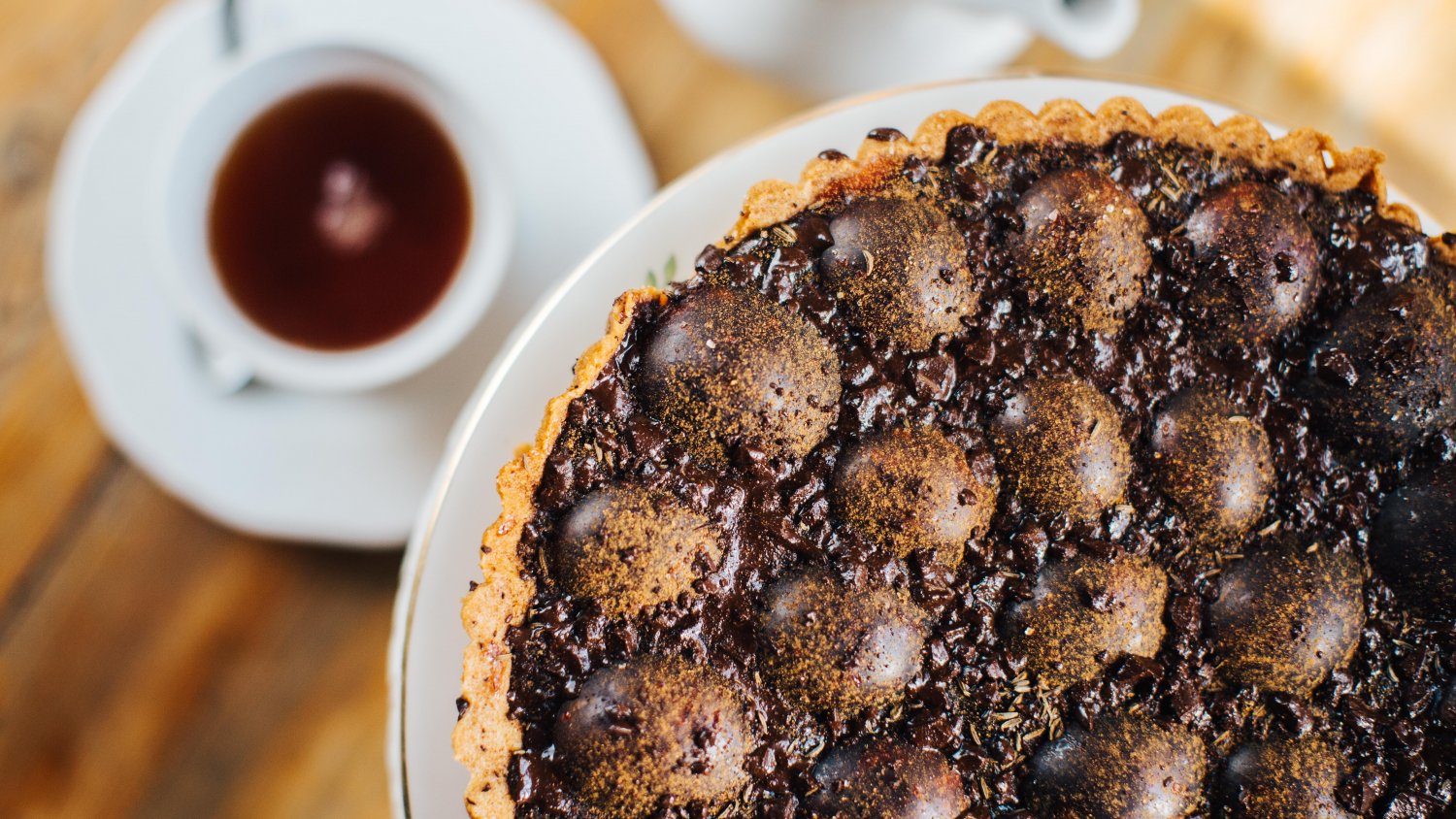 Tarta z węgierkami i ciemną czekoladą