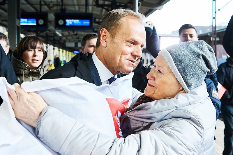 W najnowszym wydaniu tygodnika "Newsweek" publicysta Cezary Michalski kreśli "mądry" i "głupi" scenariusz powrotu Donalda Tuska do krajowej polityki.