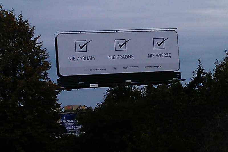 "Nie zabijam, nie kradnę, nie wierzę..." billboard w Lublinie, informujący, że ateiści nie są złymi ludźmi