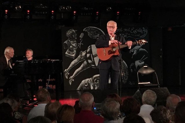 Jan Pietrzak prowadzi proPiS-owską krucjatę, obrażając publicznie Annę Grodzką.