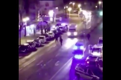 Screen z filmu po ataku w niemieckim mieście Hanau pod Frankfurtem.